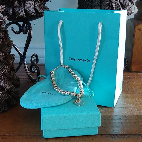 Woman LOVE a Tiffany blue box!! - Picture 6 of 13